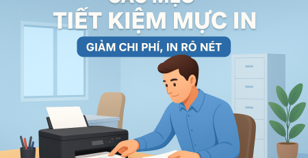 Nhân viên văn phòng đang in tài liệu bằng máy in để minh họa cho các mẹo tiết kiệm mực in, với dòng chữ ‘Giảm chi phí, in rõ nét’ hiển thị trên nền xanh trong không gian làm việc hiện đại.