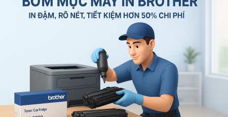 Nhân viên kỹ thuật đang bơm mực máy in Brother tận nơi tại văn phòng khách hàng